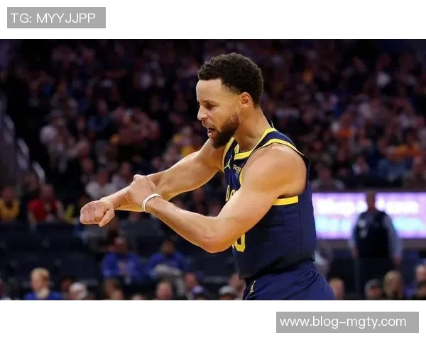 库里已下场邓恩依然保持警惕防守展现职业精神与团队意识