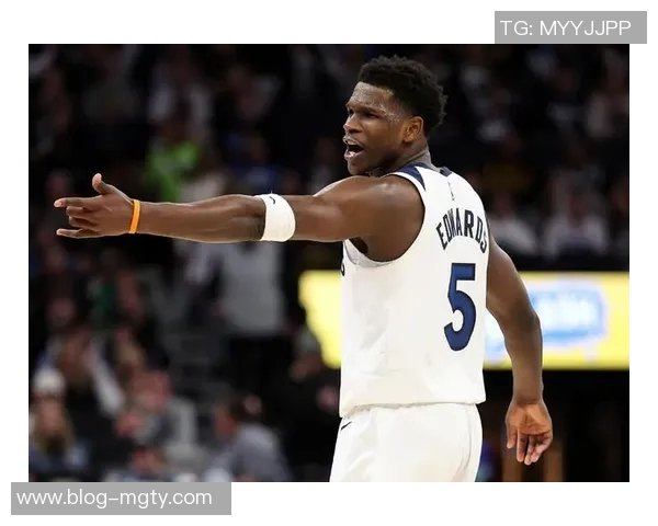 爱德华兹半场表现抢眼13投6中砍下并列最高16分助力球队奋勇争先